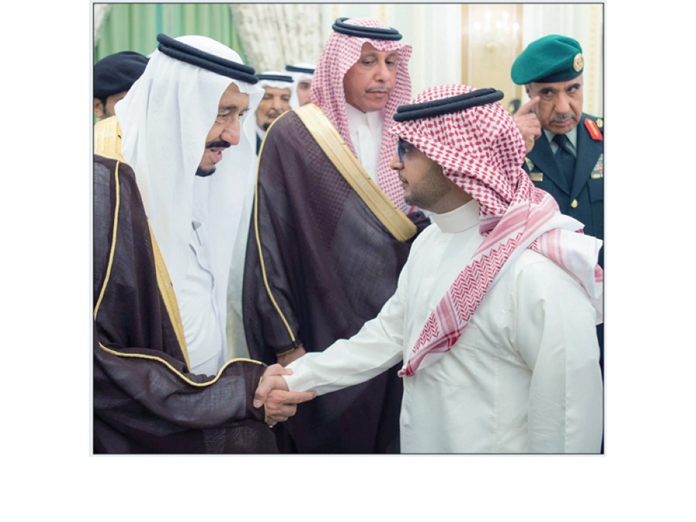     .. ومصافحا ضيوفا من أجيال ومهن مختلفة