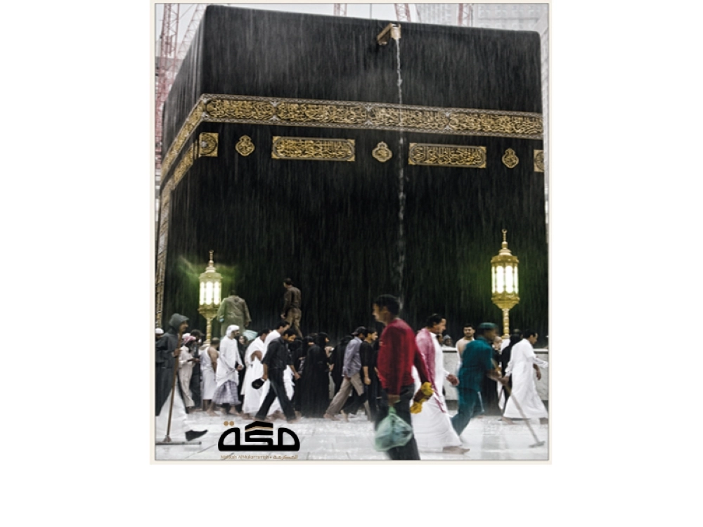 جريان الماء في ميزاب الكعبة المشرفة أثناء المطر أمس (أنس الحارثي)