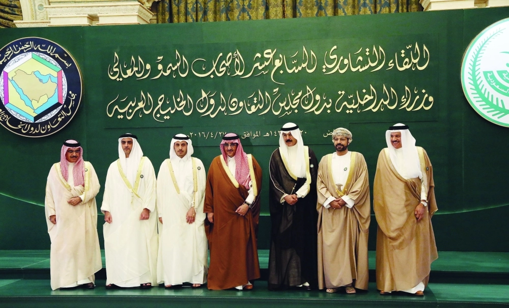 الأمير محمد بن نايف متوسطا وزراء داخلية الخليج   (زياد الرزيزاء) 