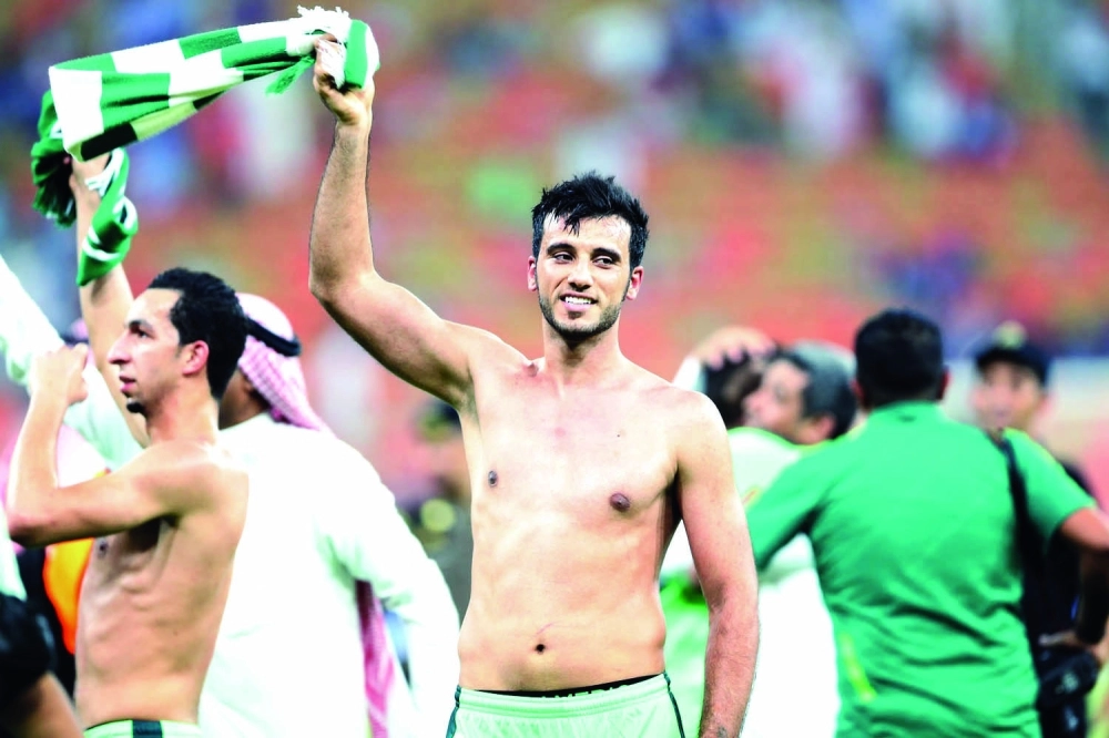 السومة محتفلا بفوز فريقه الأهلي بلقب الدوري                             (ياسر بخش)