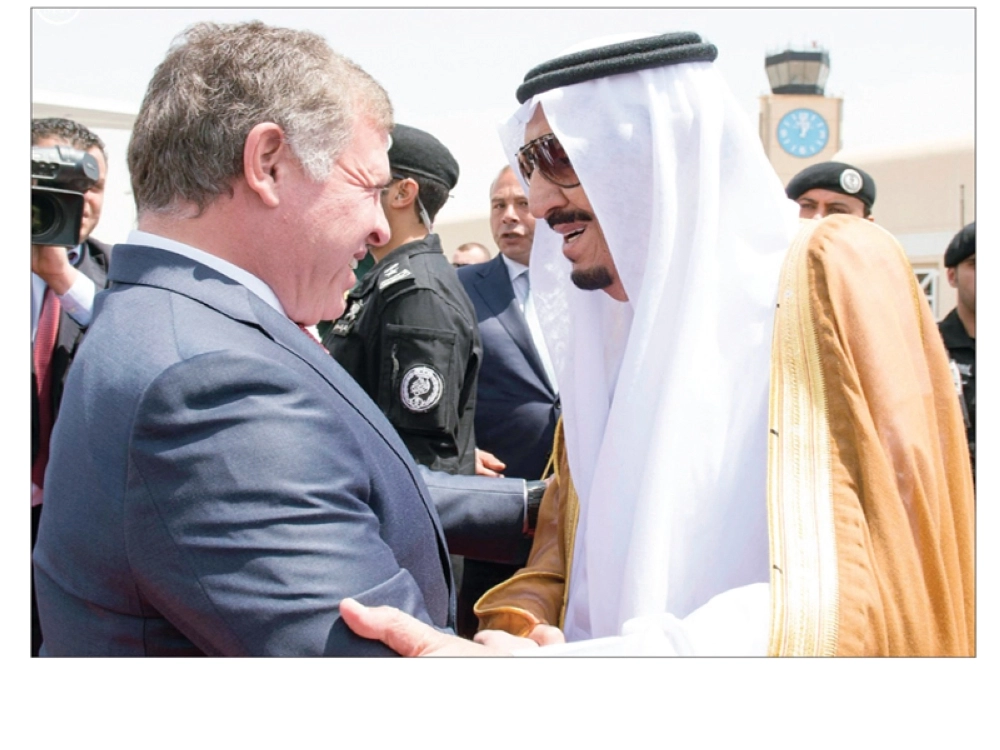 
    خادم الحرمين مستقبلا ملك الأردن في الرياض أمس (بندر الجلعود)
