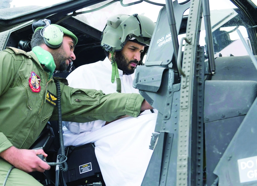 .. ويتابع أحدث التجهيزات الحربية