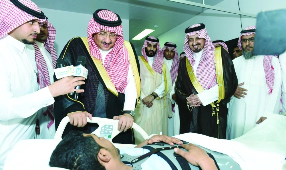 .. ومتحدثا مع أحد الجنود المصابين في منطقة عسير