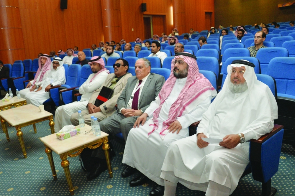 جانب من الحضور بندوة ضغوط العمل                                 (مكة)