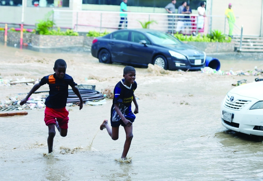 أطفال يلهون خلال المطر            (عبدالله الشنقيطي)