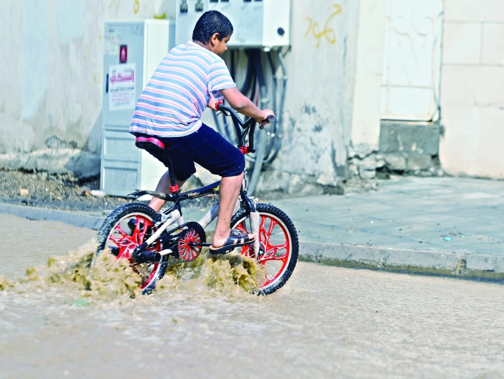 وطفل يلهو بدراجته