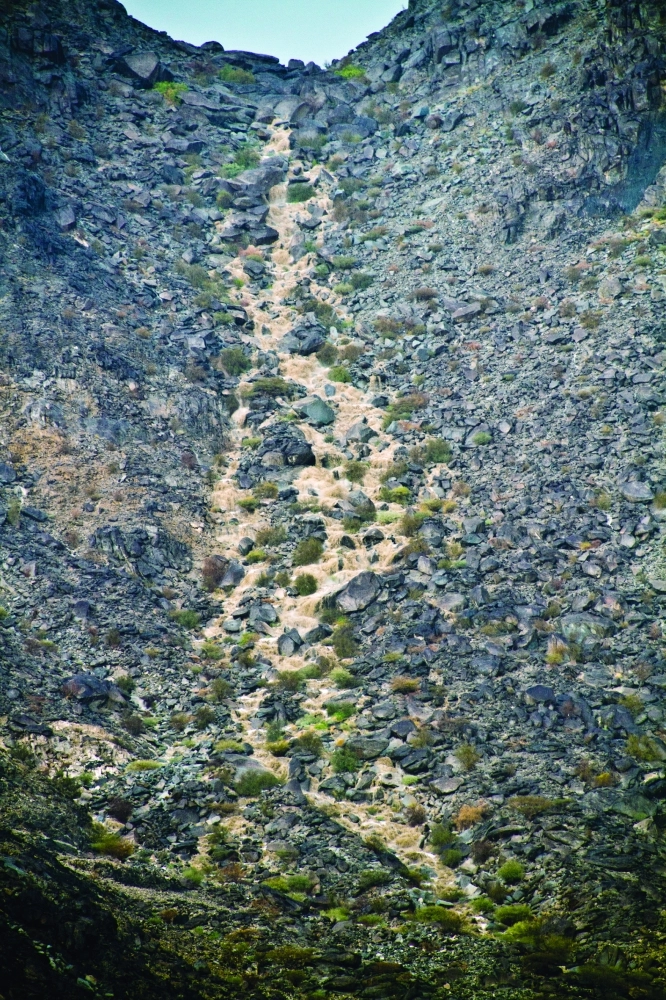 سيول جارفة تنحدر من أعلى جبل ثور