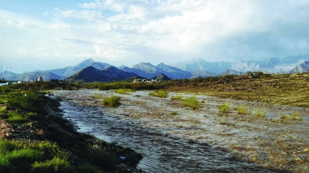 جريان أحد الأودية في محافظة بارق أمس
