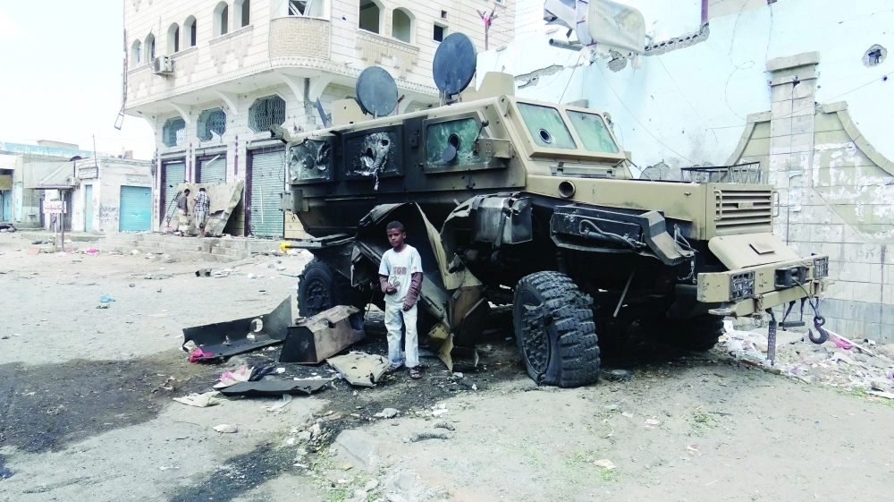 مدرعة محترقة تابعة للقاعدة عقب استهدافها من قبل التحالف في منصورة عدن                         (أديب محمد)