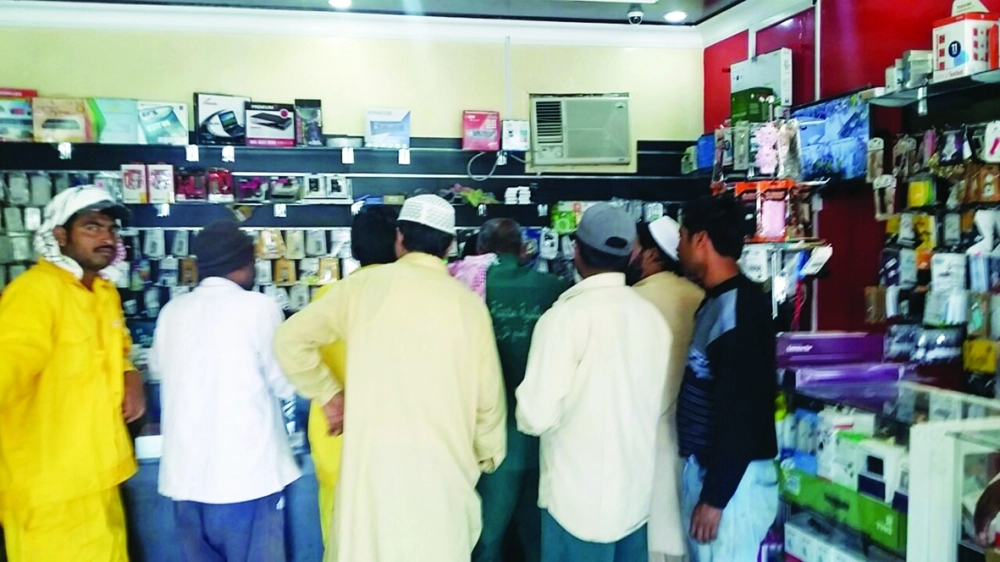 زحام بأحد محلات الجوالات لتوثيق بصمة الشرائح                             (مكة)