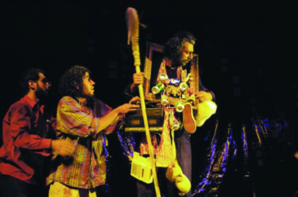 مشهد من مسرحية «المزبلة الفاضلة» للحايك  (مكة) 