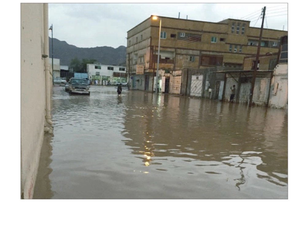 أحد الأحياء يبدو غارقا في مياه الأمطار