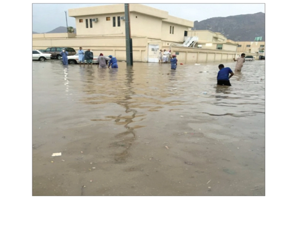  مستشفى نجران العام وسط تجمعات الأمطار                           (مكة)