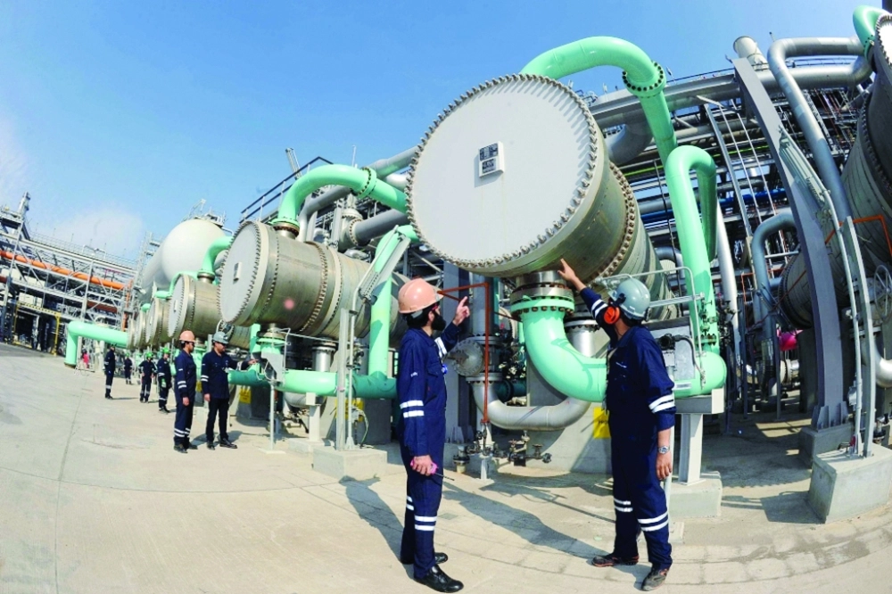 فنيون يفحصون منشآت لحقل نفط كويتي                          (أ ف ب)