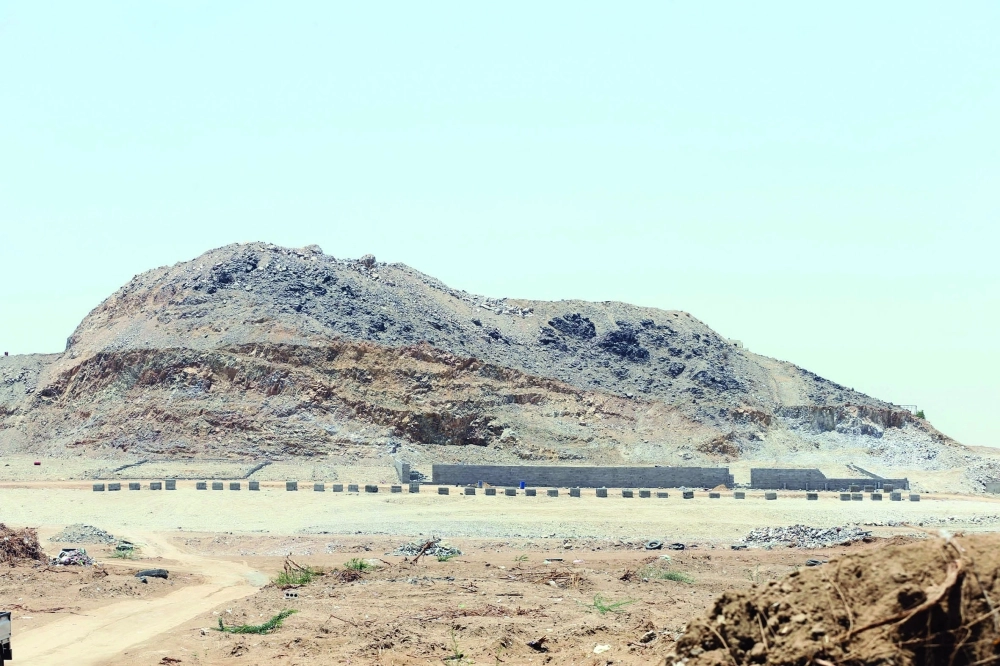 طبليات بلوك تمهيدا لبدء أعمال الرصف  (غرم عسيري)