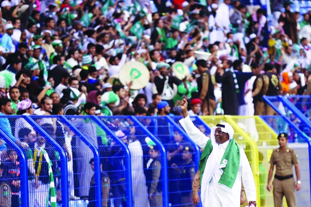 أحمد عيد محتفلا مع جماهير الأخضر بفوز سابق للمنتخب               (مكة)