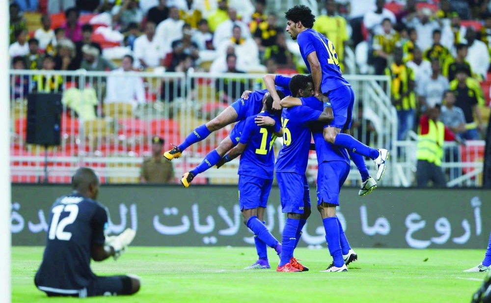 لاعبو النصر يحتفلون بالهدف الأول الذي أحرزه شايع شراحيلي          (ثامرالفرج)