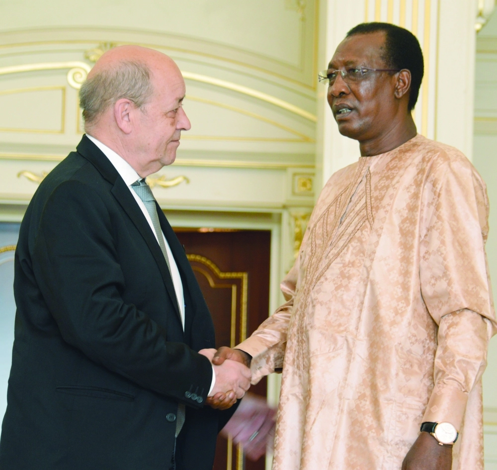 الرئيس التشادي مستقبلا وزير الدفاع الفرنسي في نجامينا                             (أ ف ب)