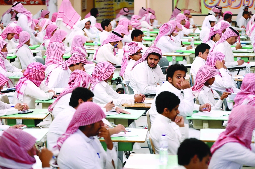 طلاب في إحدى قاعات الاختبارات                     (مكة)