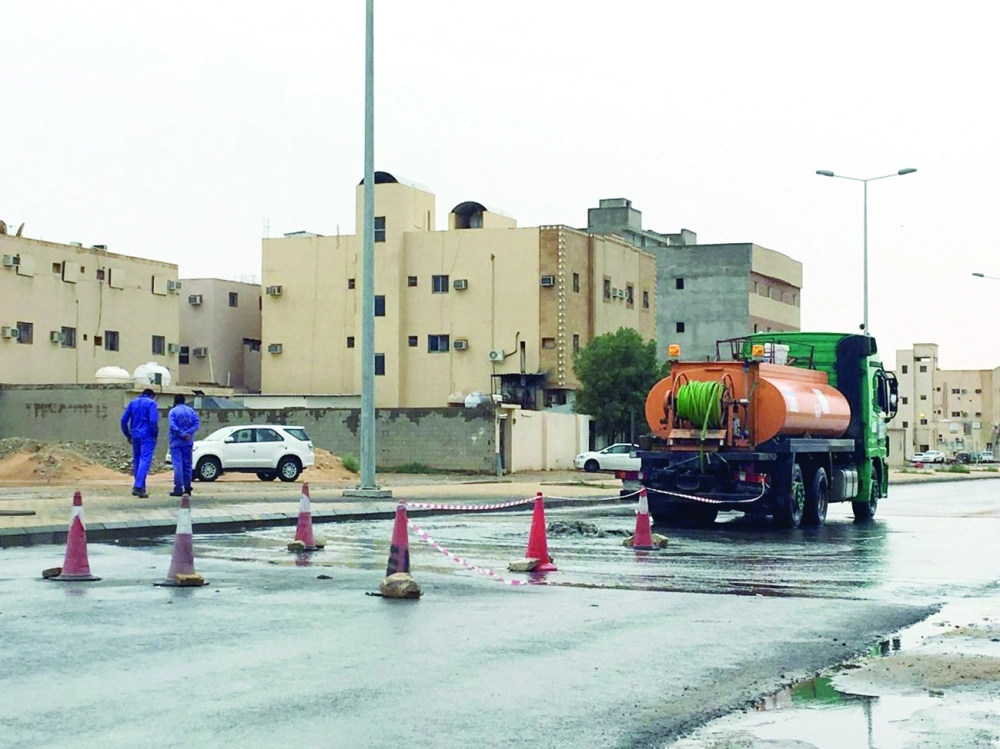 تصريف مياه الأمطار عبر إحدى الآليات الثقيلة                        (مكة)