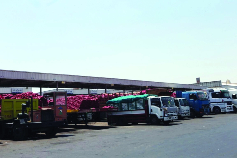 شاحنات محملة متوقفة بالحلقة أمس             (غرم عسيري) 