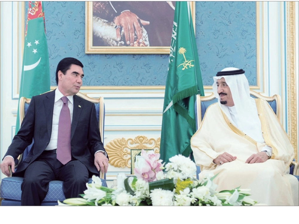 
    الملك سلمان لدى استقباله قربان قولي محمدوف في قصر اليمامة بالرياض أمس (واس)