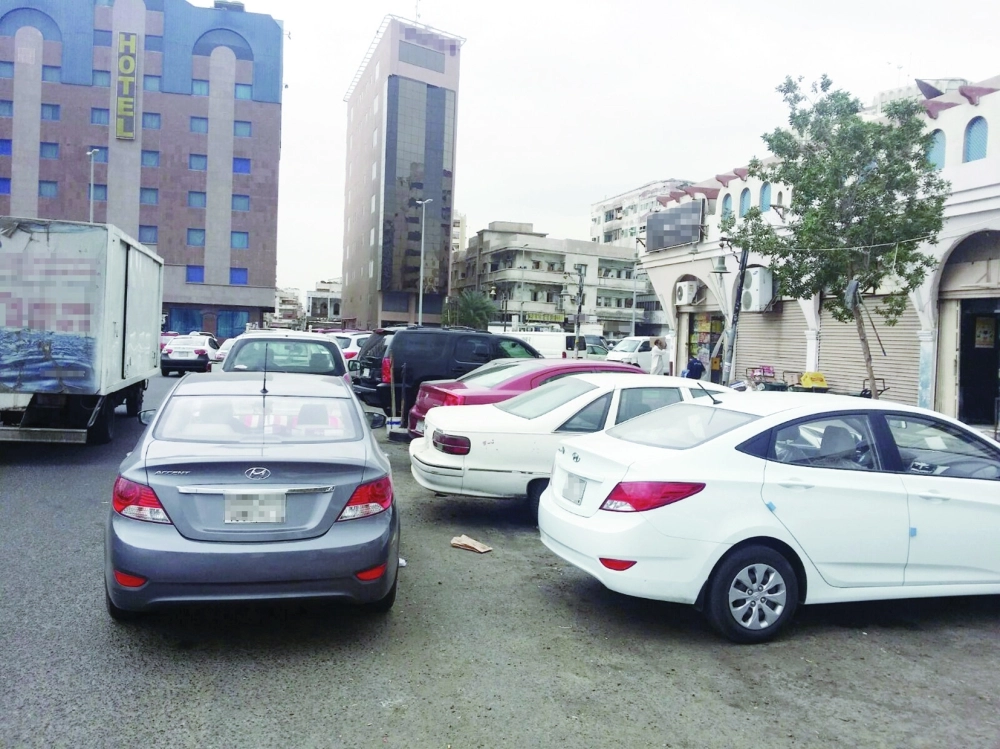 سيارات مخالفة تعترض مركبات أخرى (مكة)