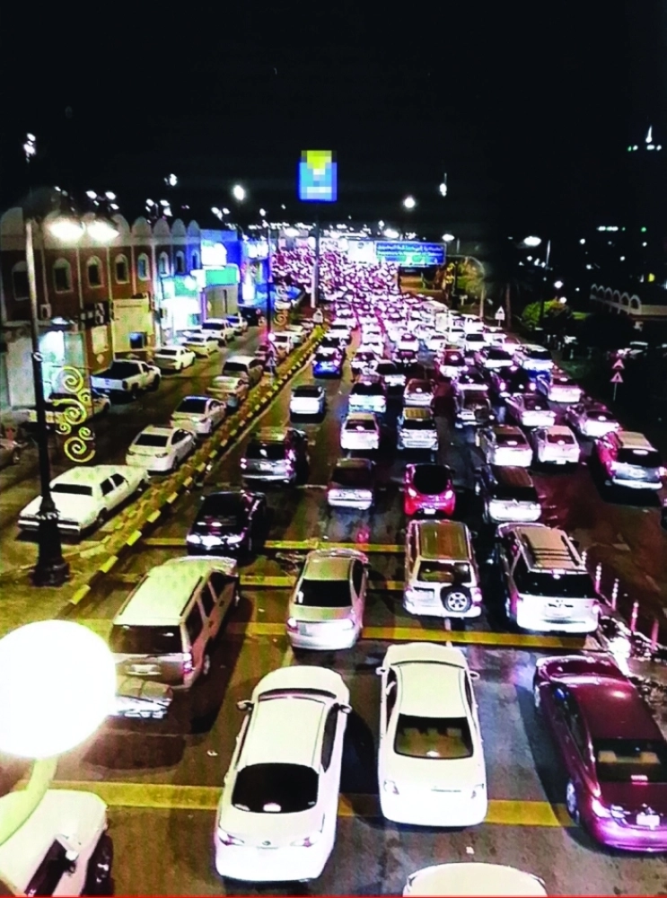 مركبات تعبر جسر الملك فهد (مكة)