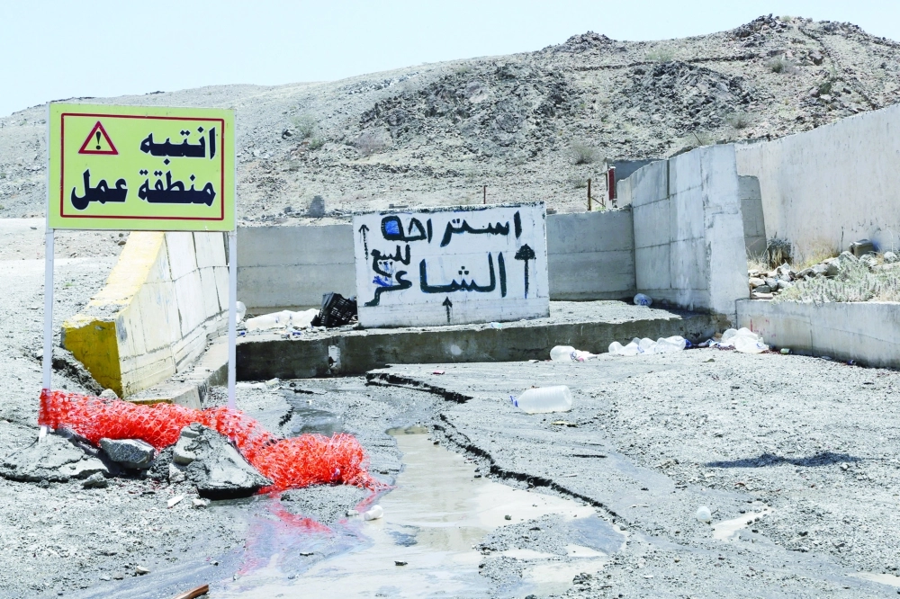 اللوحات التحذيرية التي وضعها المقاول في الموقع بعد حادثة غرق الطفل    (أحمد جابر)