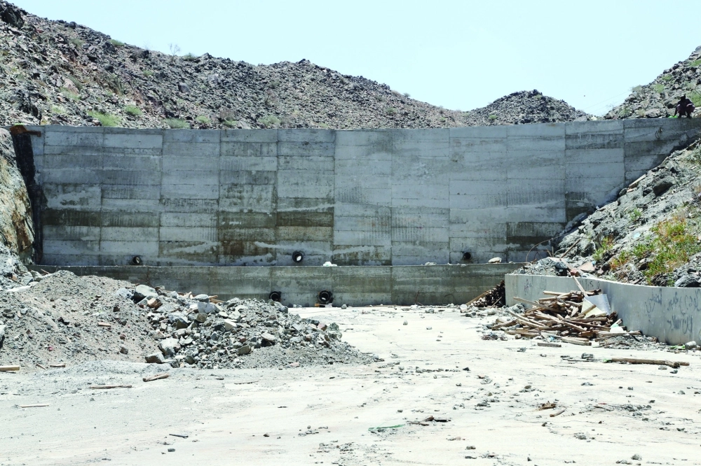 أحد مشاريع تصريف السيول في الحي لا يحوي لوحات إرشادية