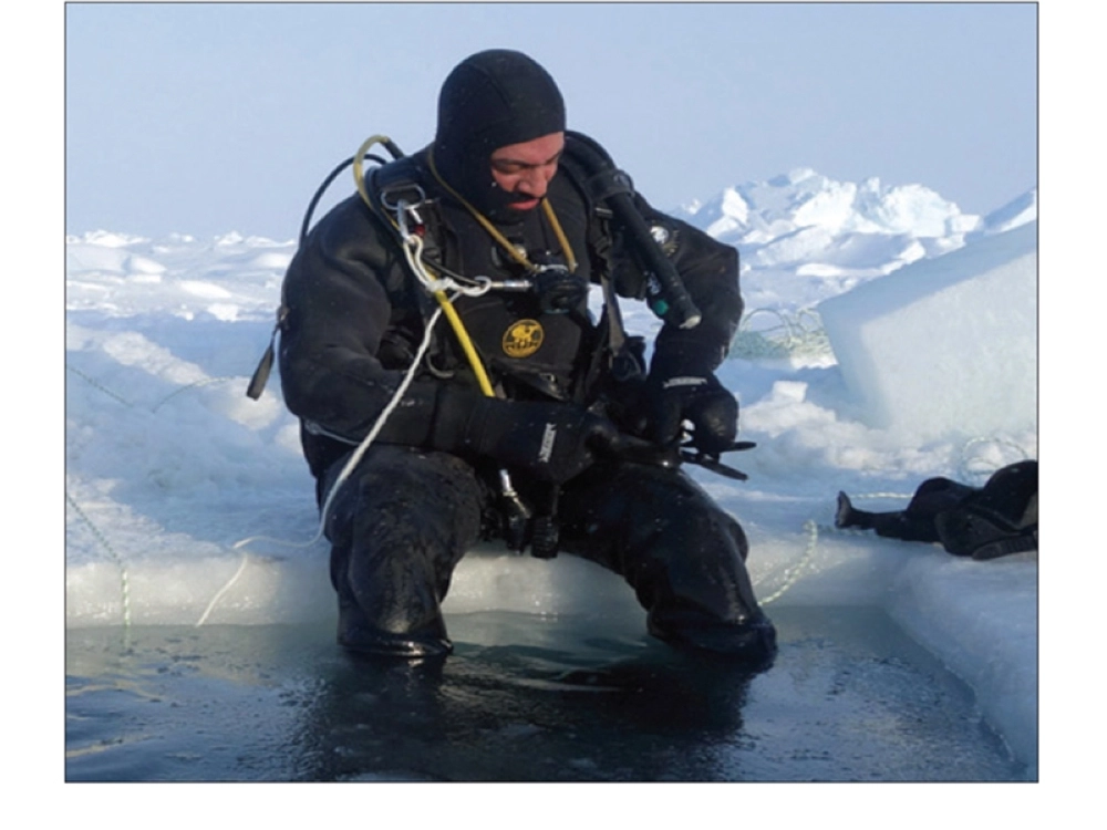 شكري خلال الاستعداد للغوص               (مكة)