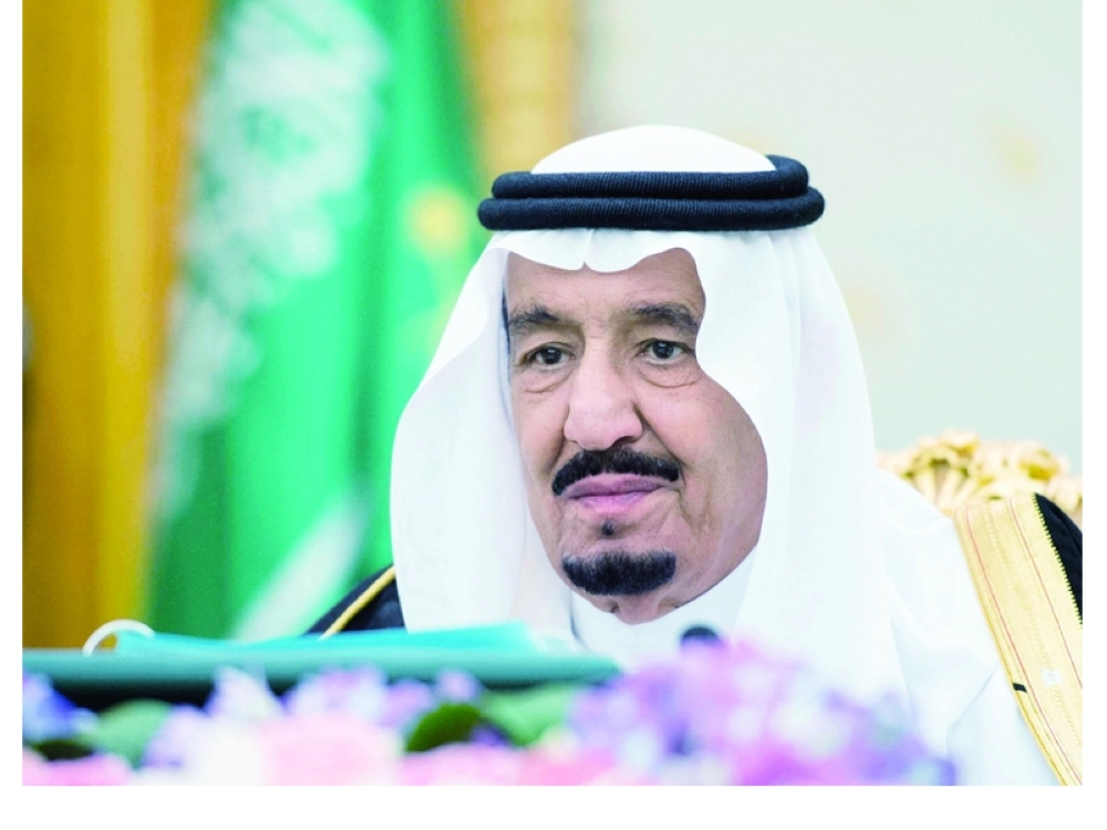 الملك سلمان مترئسا جلسة مجلس الوزراء أمس في قصر اليمامة بالرياض (واس)