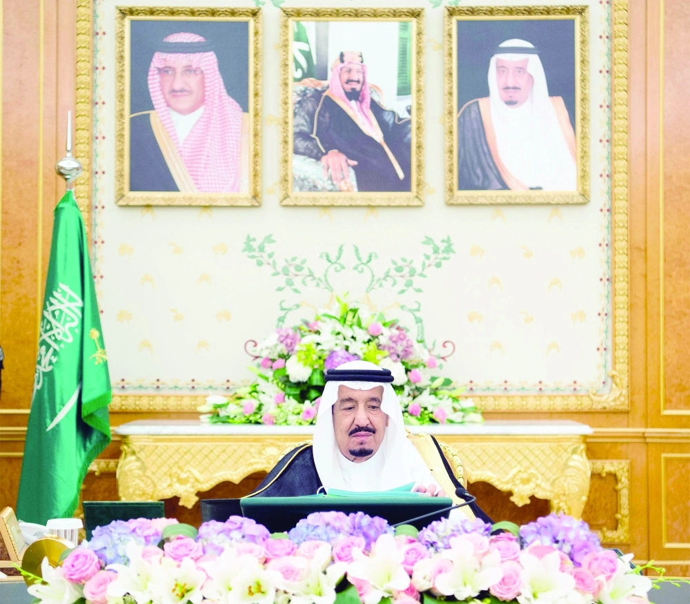 الملك سلمان مترئسا جلسة مجلس الوزراء أمس في قصر اليمامة بالرياض (واس)