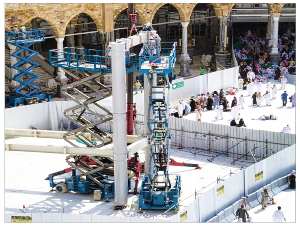 استمر العد التنازلي لإنهاء أعمال تفكيك الجسور التي كانت توصل إلى المطاف المعلق الذي أزيل بالكامل، إذ حددت اللجنة الفنية لمشروعات خادم الحرمين الشريفين للمسجد الحرام 10 شعبان موعدا نهائيا لإنجاز العمل، مما يعني تقليص المدة 10 أيام. (أنس الحارثي)
