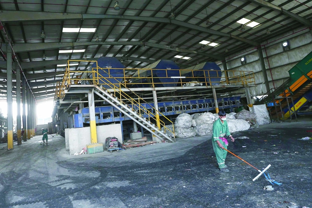  عمال خلال فرزهم النفايات وتنظيف الموقع في مردم جدة (ثامر الفرج)
