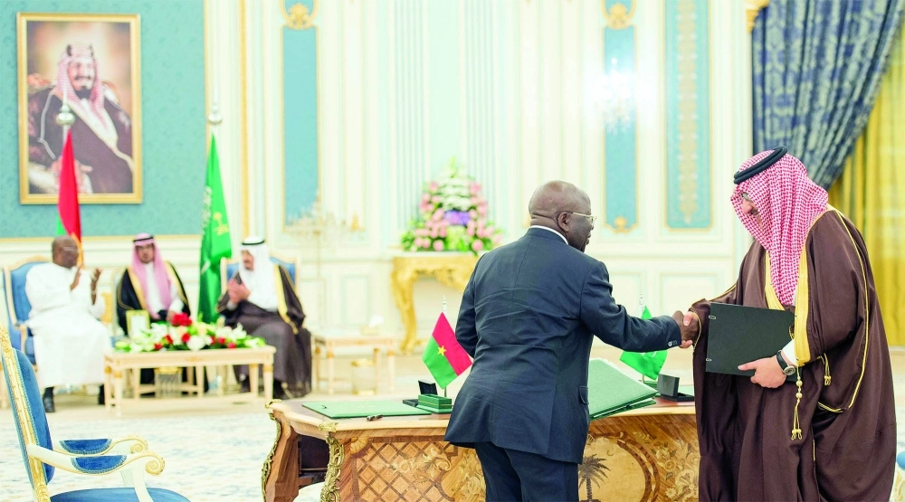     الأمير محمد بن نايف بعد توقيع الاتفاقية مع بوركينافاسو (بندر الجلعود)