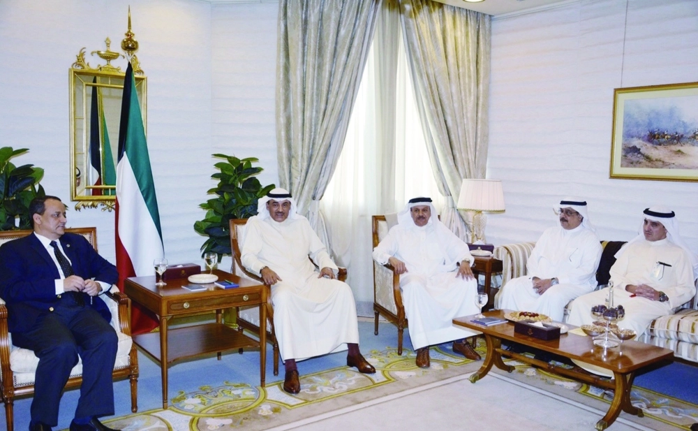 الزياني ووزير خارجية الكويت مع ولد الشيخ بالكويت أمس         (كونا)