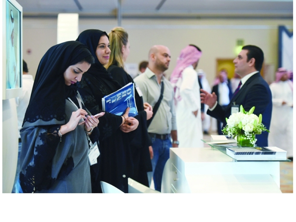 سيدة منشغلة بهاتفها                     (أ ف ب)