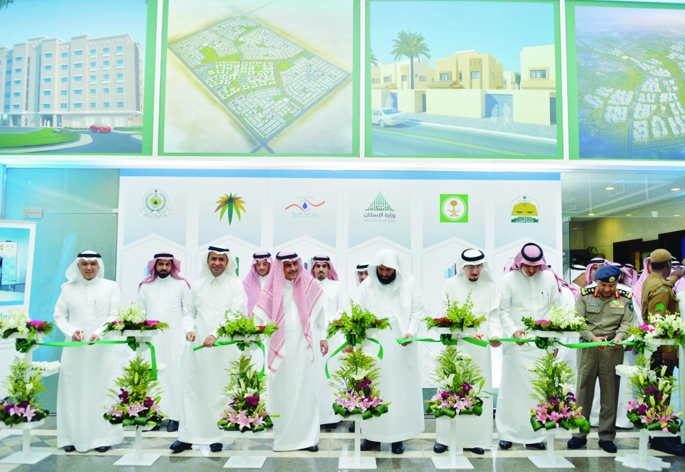 تدشين مركز خدمات المطورين أمس                                  (واس)