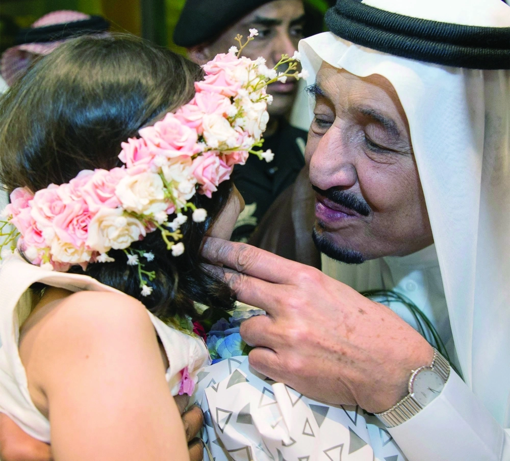 .. ويطبع قبلة أبوية على وجنة طفلة