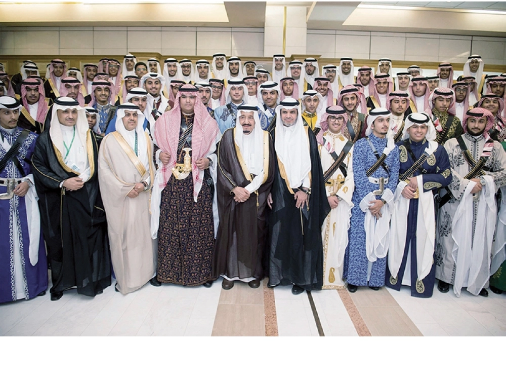 خادم الحرمين خلال حفل رعايته لخريجي مدارس الرياض أمس      (واس)