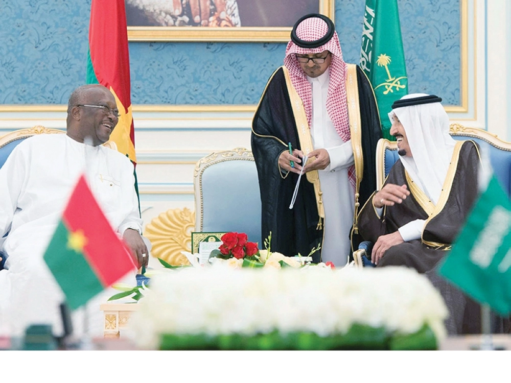 خادم الحرمين مستقبلا رئيس بوركينافاسو بالرياض أمس (بندر الجلعود)