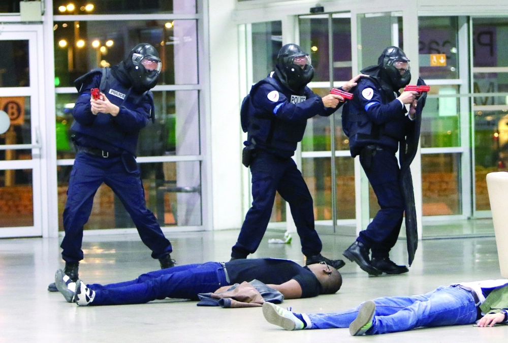 جنود فرنسيون يتدربون على مكافحة الإرهاب التي باتت بندا أساسيا في تدريبات شرط العالم      (أ ف ب)