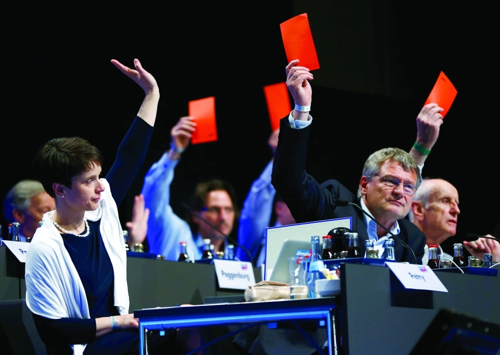 أعضاء حزب البديل خلال عملية تصويت داخلي في شتوتجارت الألمانية   (رويترز)