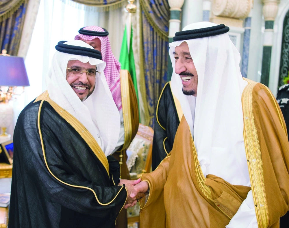 الملك سلمان مكرما عددا من الفائزين 