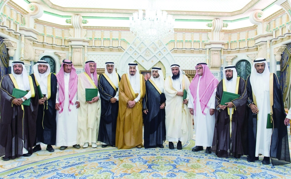 الملك سلمان متوسطا الفائزين بجائزة منحة بحوث الجزيرة لدى تكريمه لهم في قصر اليمامة أمس    (واس)