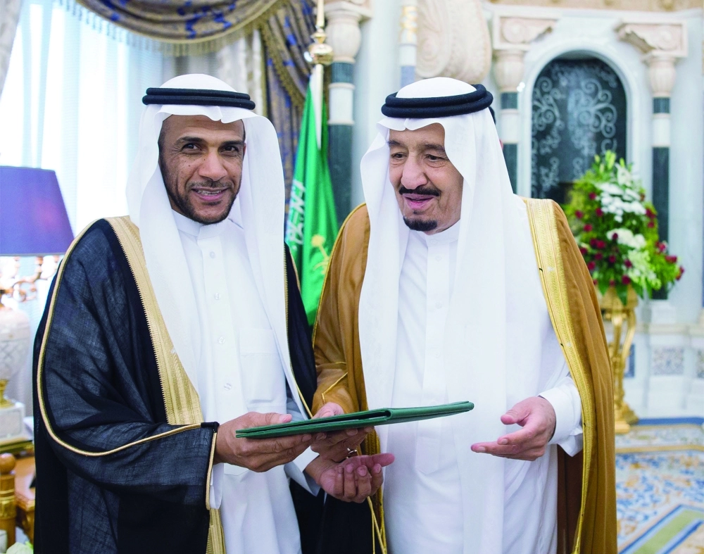 الملك سلمان مكرما عددا من الفائزين 