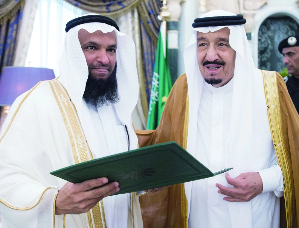 الملك سلمان مكرما عددا من الفائزين 