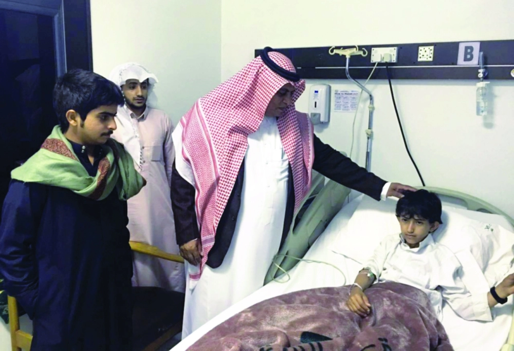 سعد الجوني متفقدا أحد الطلاب المصابين                                  