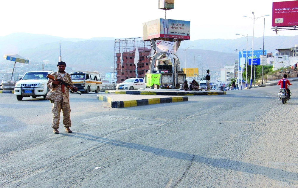 جنود من قوات الشرعية في شوارع مدينة المكلا بعد عام من سيطرة القاعدة         (أ ف ب)